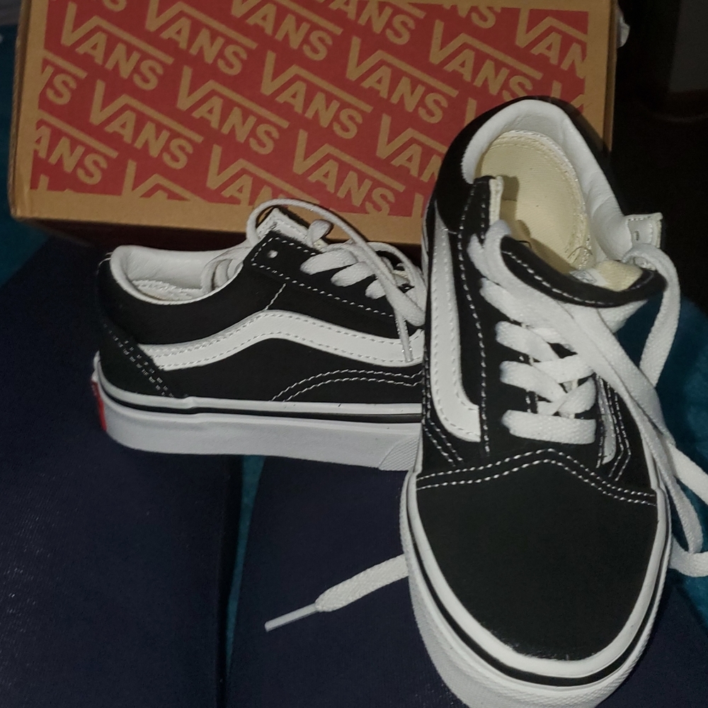 Tennis shoes